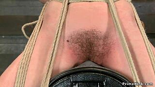 BDSM 아가씨가 섹스 머신에 잡혀서 벌을 받아