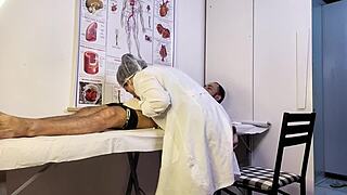Médico verifica saúde, mas tem outros interesses