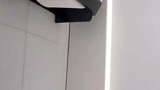 Puse camara en el baño para grabar a mi jefa orinando