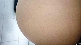 Puse camara en el baño para grabar a mi jefa orinando