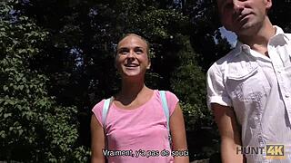 Ella casi pierde su billetera en un lugar extraño