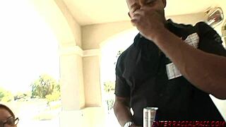 Blonde aux gros seins crève d'envie pour une grosse bite noire