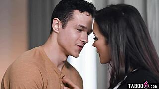 Мащеха Шей открива заварения си син да изневерява вкъщи