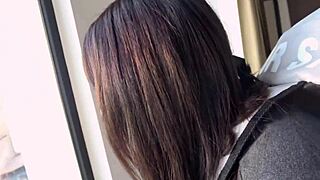 와우! 어린 아시아 틴 18+ 홈메이드 POV 오르가즘에서 세게 타!