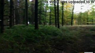 Imádom nézni, ahogy ez a szégyenlős orosz csaj szop az erdőben
