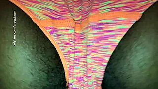 נערה שחורה 18+ מתגרה עם כוס שיערתי ומפשקת רחב לטעימה