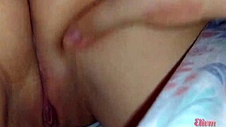 Играя с путката на заварената си сестра докато гледа порно