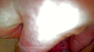 Velike naravne joške jebano, pljuvano in namaženo v live šovu