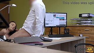 Femme utilise son cul serré pour conclure un deal avec un prêteur pour du cash rapide au bureau.