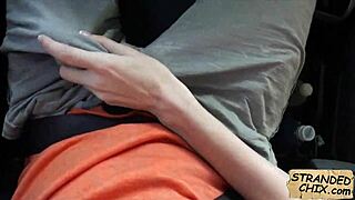 Unersättliche Rothaarige Penny Pax masturbiert während sie ihre Muschi fickt.