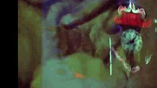 Vintage-äitipuoli kiusoittelee varjoisessa lontoolaiskeittiössä swinging-sixties-aikana