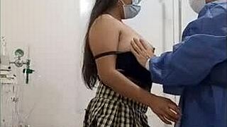 Doktor tvrdě šuká pacientku v lékařské ordinaci