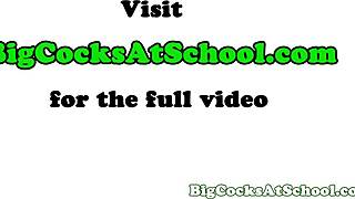 مراهقة رياضية 18+ تتعرض للشواء من قبل لاعبي كرة القدم ذوي الزب الكبير في عمل جماعي كلية مجنون على الملعب