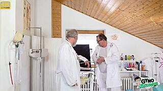 Wow! Vörös hajú tinédzser Kaira Love-t basz egy öreg nőgyógyász!