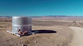 Lesbiene cu țâțe mari se bucură de scissoring lesbian fierbinte afară sub cer