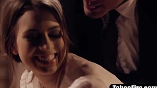 Wow, podívej se, jak tahle sekretářka dostává výprask a je drsně šukána!