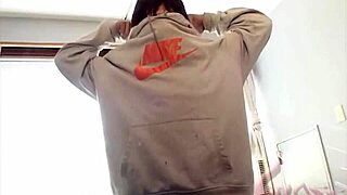 일본 게이 보디빌더가 근육 자랑