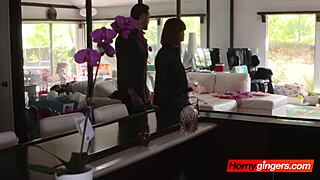 Evan zmenek postane divji z intenzivno garažno akcijo na njenem tesnem telesu. Rdečelaska mladenka 18+ dobi trdo po riti.