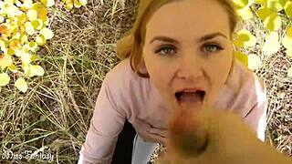 Saugt und schluckt mein Sperma zum ersten Mal draußen, huh?