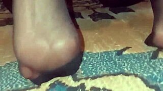 Olgun Türk kadın külotlu çorap ve tanga ile yeri temizliyor