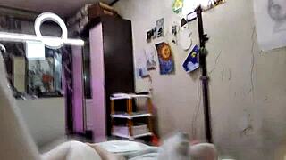 Mun kypsä huora tallaa kyrpää hoikoilla jaloilla