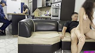 חובבנית לטינה צעירה 18+ לוקחת זין ענק בתחת