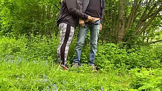 Держи мой член, пока я ссу на улице в эти выходные, детка