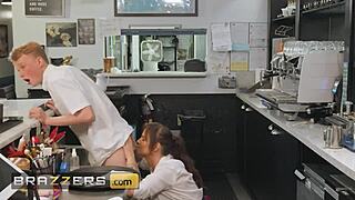 Syren De Mer twerkt voor geld, laat klant haar hard neuken op elke manier. Brazzers vangt wilde anale en rimjob pret