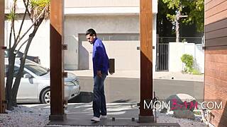 Impotent mand ser fremmed bore sin blonde brud hårdt.