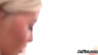 फ्लर्टी लेस्बियन बेब्स टाइट चूत और ऐनल में फिस्टिंग डाइव करती हैं