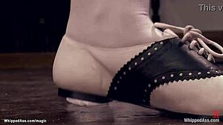 ¡Wow! Estudiantes atadas y castigadas por monja con polla enorme