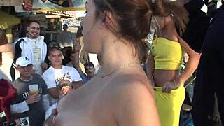 Étudiantes se déshabillent nues dans un concours sauvage de Spring Break diurne.