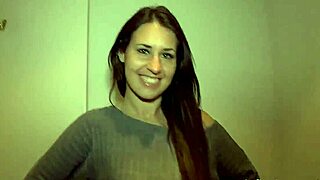 Britisk amatør blinker sine søde titter i dristig offentlig udstilling