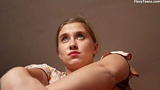 Mila Utkina，这个18+18+少女体操运动员，在杂技动作中炫耀大奶和完美身材。