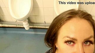 Klassig brittisk milf blir genomdränkt i smuts efter castingintervju