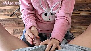 Tyttärentytär antaa isäpuolille märän lähikuvan käsipillun