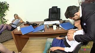 Patron seksi büyük memeli çalışanını sertçe sikebilmeyi arzuluyor