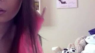 Couple indien profite de moment intime en chambre