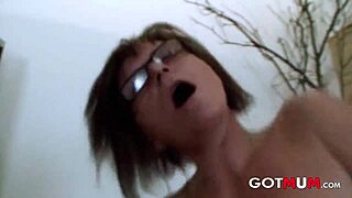 Hej, hoćeš da vidiš ovu milf sa velikim sisama kako dobija žestoki jeb i facial?