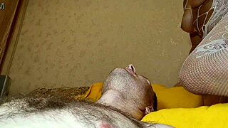 Обръсната латиноамериканка заварена мама сяда върху мен за уикенд забава