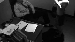 Troia giovane 18+ succhia cazzo in ginocchio