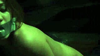 Domina alta trío duro con strap con doble penetración en tetona