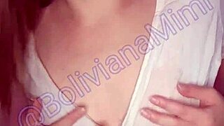 molhando os peitinhos tirando o shortinho e gozando gostoso conteudo exclusivo no bolivianamimi https com bolivianamimi