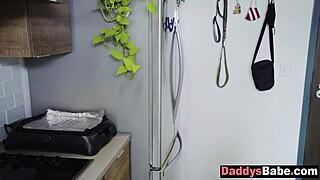 Hej, moj očim me končno trdo jebe, jaj! 😍