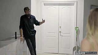 Küçük üvey kız üvey baba tarafından sertçe sikiliyor! 😲