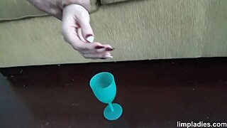 Terra Mizu pelotée fort sur le canapé dans une scène de réalité sauvage