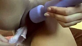 Η μικροκαμωμένη έφηβη 18+ δονεί την πρησμένη πούτσα με γεμάτα εσώρουχα για οργασμό