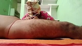 शादीशुदा आंटी प्रेमी संग शादी स्थल पर आउटडोर चुदाई एंजॉय