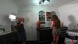 behind the scenes, manu fox plays a dedicated wife in the kitchen with tony tigrao, sandro lima, lidy silva, and binho ted.