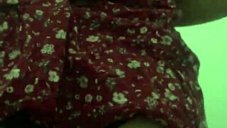 מתחת לחצאית של השכנה וסיימנו בפעולה ביתית עם הקולומביאנית הזו עם התחת הגדול